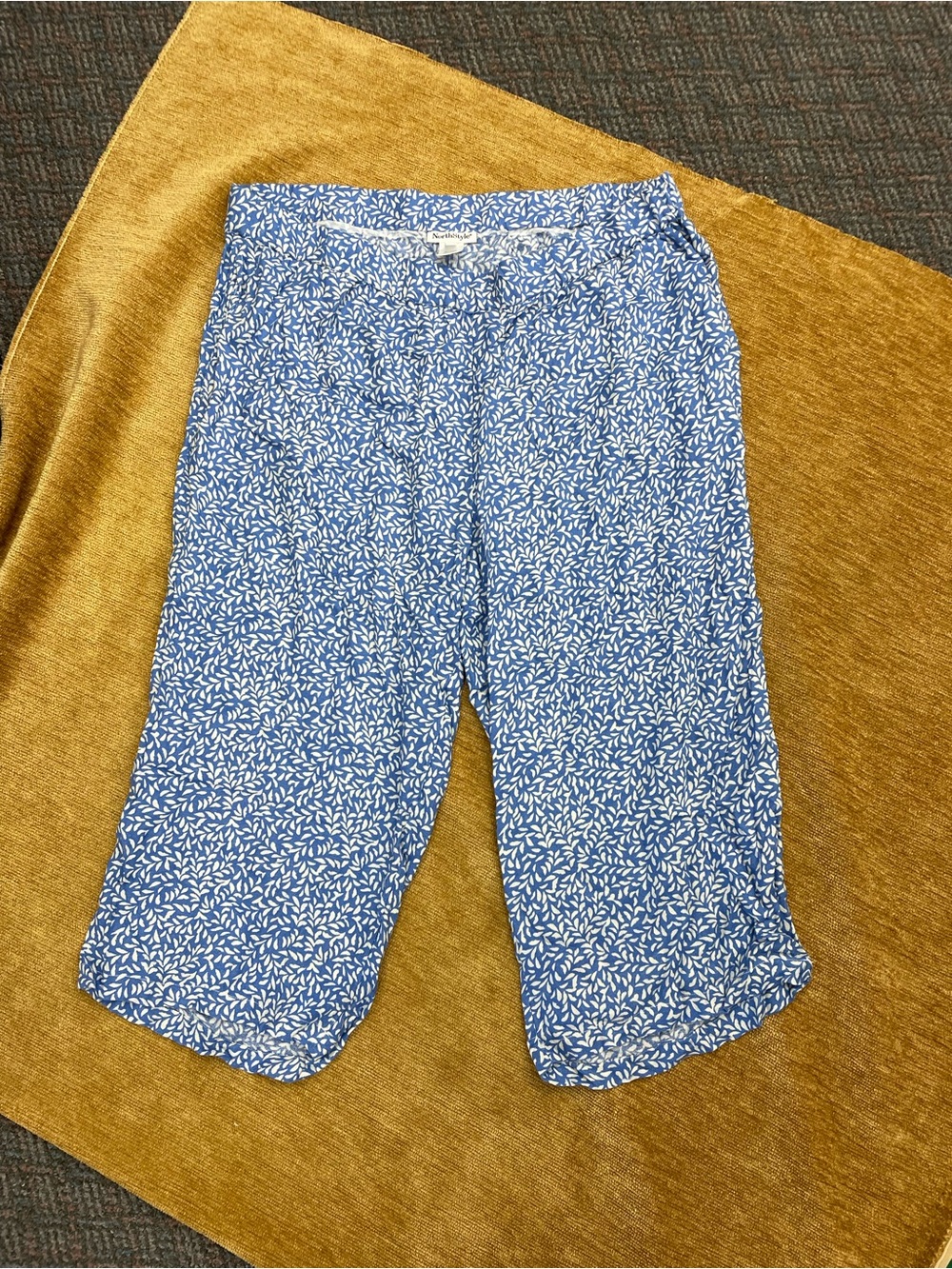 NorthStyle rayon, pull on, elastic waist, size 1X, blue & white capri